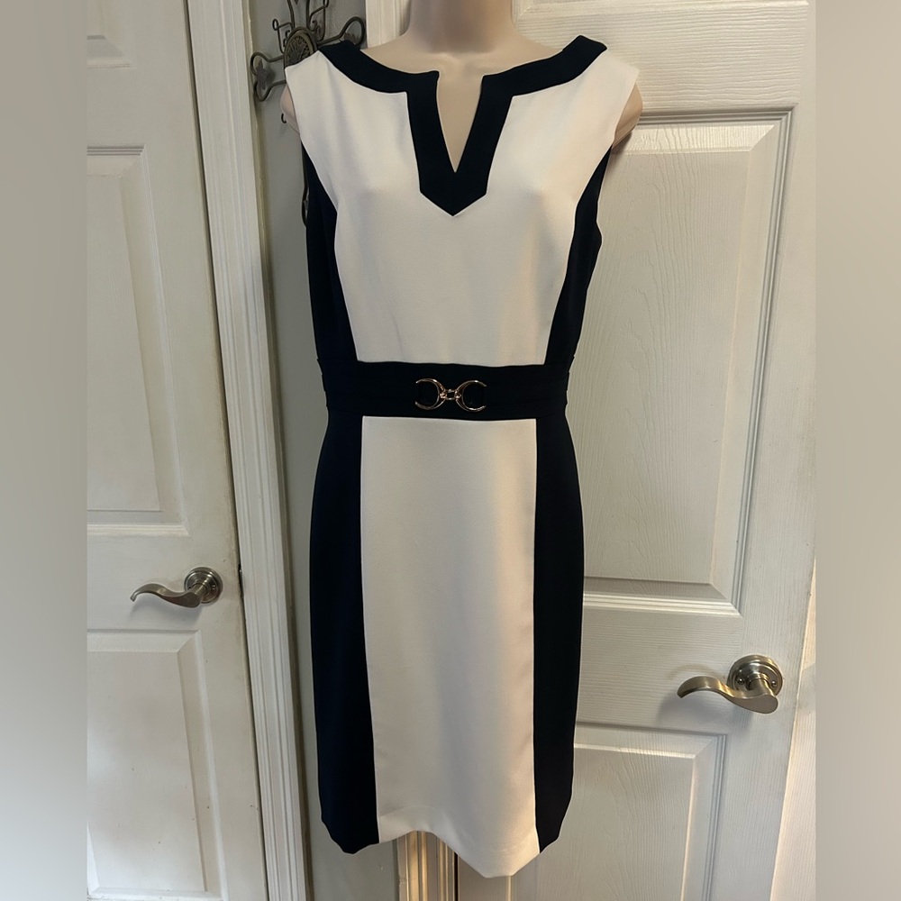Chelsea Rose Elegant Black & White Form Flattering Colorblock Sleeveless Dress
